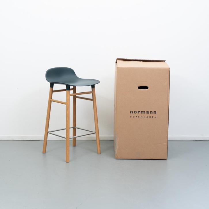 6 Normann Copenhagen Form barkruk Groen 65 cm Nieuw, Huis en Inrichting, Barkrukken, Nieuw, 60 tot 90 cm, Hout, Metaal, 5 krukken of meer