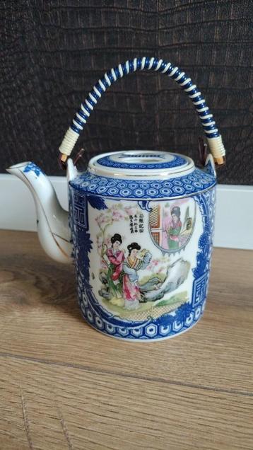 Vintage Chinese theepot beschikbaar voor biedingen