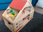 Houten poppenhuis met poppetjes en meuebeltjes, Ophalen, Zo goed als nieuw