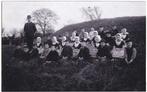 Foto Karton Schoolfoto Klederdracht Zeeland Kind School Klas, Gebruikt, Foto, Klederdracht, Ophalen of Verzenden