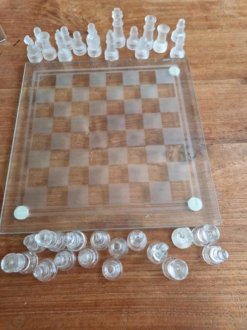 Spel: Klein glazen schaakbord (licht beschadigd), Hobby en Vrije tijd, Gezelschapsspellen | Bordspellen, Gebruikt, Een of twee spelers