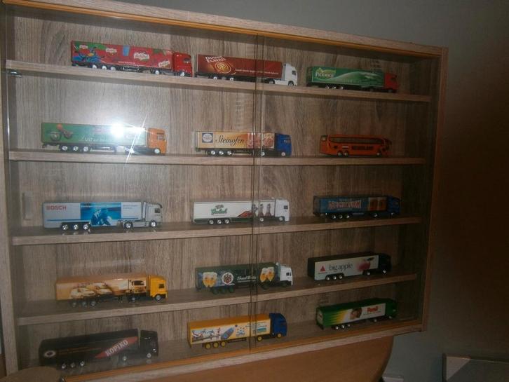Z.g.a.n. Vitrine kast incl. miniatuur vrachtwagens, Hobby en Vrije tijd, Modelauto's | 1:87, Zo goed als nieuw, Bus of Vrachtwagen