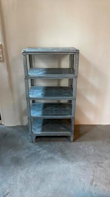 Stellingkast beschikbaar voor biedingen