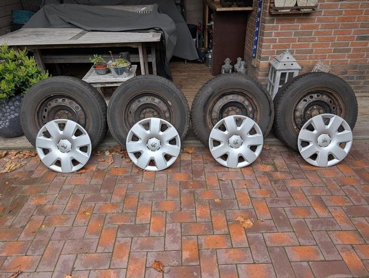 winterbanden  215/70R16 op stalen velgen, Auto-onderdelen, Banden en Velgen, Band(en), Winterbanden, 16 inch, 215 mm, Personenwagen
