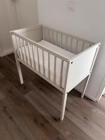Wieg met matras beschikbaar voor biedingen