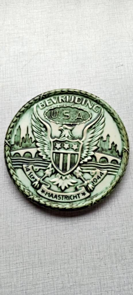 Bevrijdingsplaquette Maastricht 1944, Antiek en Kunst, Antiek | Wandborden en Tegels, Ophalen of Verzenden