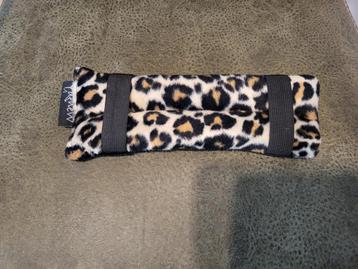 Hoofdstel kin beschermer panterprint beschikbaar voor biedingen