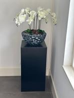 Zwarte zuil / pilaar met bloempot en kunst orchideeën, Huis en Inrichting, Woonaccessoires | Kunstplanten en Kunstbloemen, Ophalen