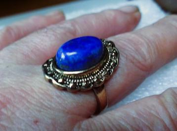 Goudkleurige ring schildje met Faux blauwe steen  beschikbaar voor biedingen