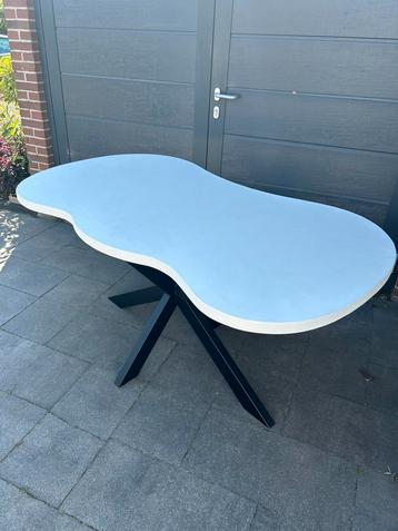Organische witte betonciré eettafel!! beschikbaar voor biedingen