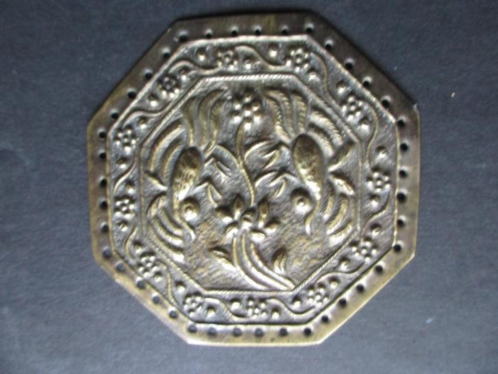 koperkleurige Balinees Goelingplaatje afb krabben en bloem, Antiek en Kunst, Kunst | Niet-Westerse kunst, Ophalen of Verzenden