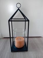 Groot metalen windlicht met glazen cilinder en kaars, Huis en Inrichting, Woonaccessoires | Kandelaars en Kaarsen, Ophalen, Zo goed als nieuw