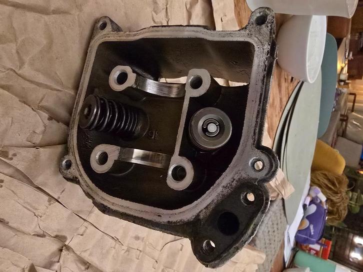 Cilinderkop GY6 50cc lange kleppen (defect), Fietsen en Brommers, Brommeronderdelen | Scooters, Gebruikt, Overige merken, Cilinder