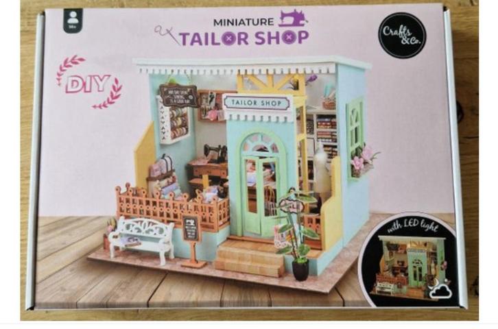 Crafts & Co Miniature TAILOR SHOP bouwpakket nieuw CHCS, Hobby en Vrije tijd, Knutselen, Nieuw, Knutselwerk, Ophalen of Verzenden