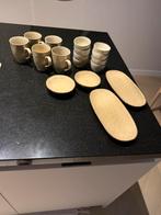 Servies set 5 mokken 8 borrelbakjes 2 schotels 2ovale borden, Huis en Inrichting, Ophalen, Zo goed als nieuw, Bord(en), Overige stijlen