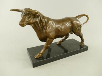 Bronzen stierenfiguur op marmeren plateau L.38x27x16cm beschikbaar voor biedingen