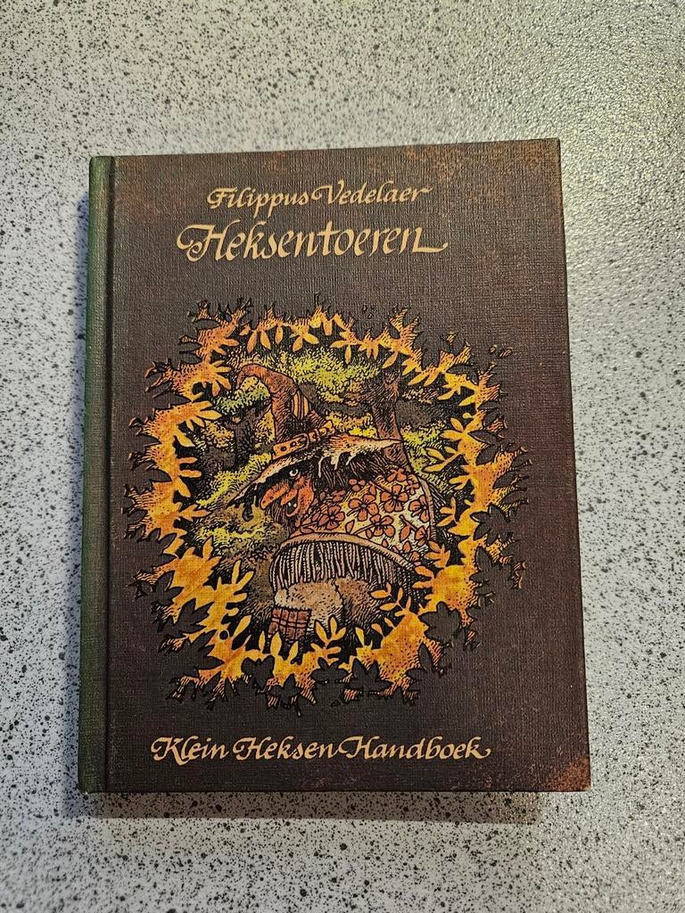 Heksentoeren Klein Heksen Handboek, Ophalen of Verzenden, Gelezen, Achtergrond en Informatie