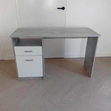 GRATIS: bureau beschikbaar voor biedingen
