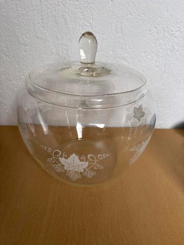 Glazen schaal met deksel bowl of anders beschikbaar voor biedingen