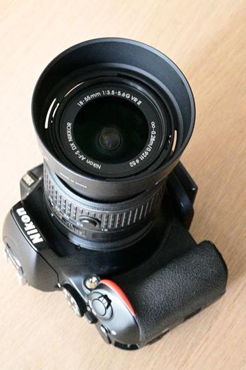 Nikon D5600 SLR met kitlens en assescoires (< 15k clicks) beschikbaar voor biedingen