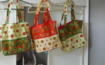 Nieuw gemaakte tassen van vintage tafelkleden beschikbaar voor biedingen