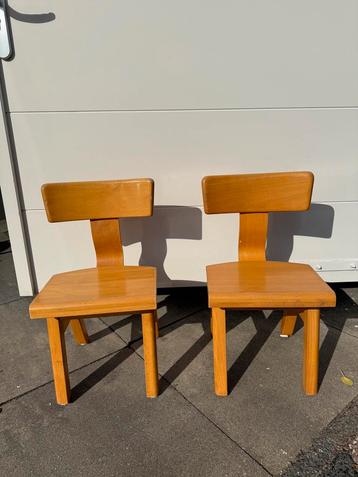 2x Vintage Houten Kleuterstoeltjes beschikbaar voor biedingen