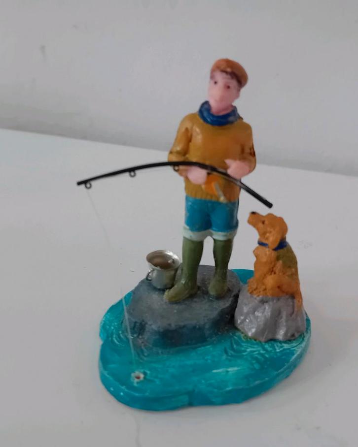 Lemax fishing max, retired, Lemax figuur Kerstdorp, Diversen, Kerst, Ophalen of Verzenden