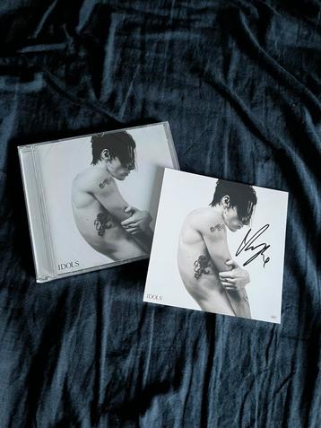YUNGBLUD – IDOLS (Gesigneerde art card + originele CD) beschikbaar voor biedingen