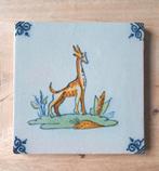 Antieke tegel met giraffe, Antiek en Kunst, Antiek | Wandborden en Tegels, Ophalen of Verzenden