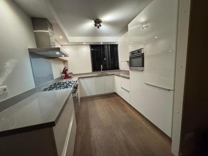 Hoogglans witte keuken (7 jaar oud) met werkende apparatuur, Huis en Inrichting, Keuken | Complete keukens, Gebruikt, U-keuken