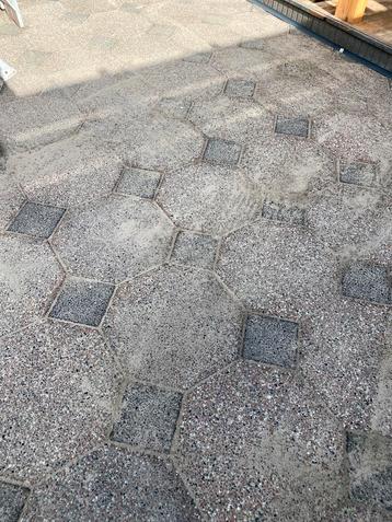 Gratis betontegels + pasblokjes af te halen beschikbaar voor biedingen