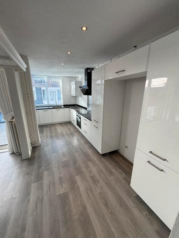 Moderne witte hoogglans keuken met Siemens & AEG apparatuur beschikbaar voor biedingen