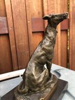 brons hond a boomstronk windhond hazewindhond, Ophalen of Verzenden