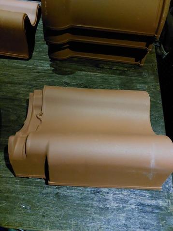 2x Koramic OVH Vario natuurrood+ linkergevelpan beschikbaar voor biedingen