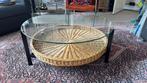Vintage 70er jaren tafel glas met rotan mand, Huis en Inrichting, Tafels | Salontafels, Ophalen, Gebruikt, 50 tot 100 cm, Rond