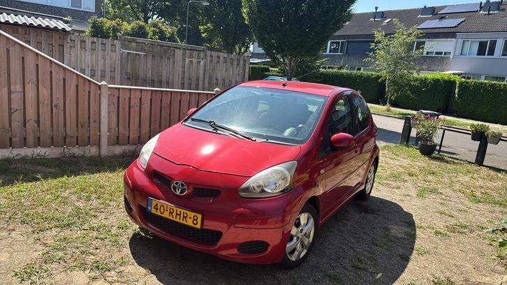 Toyota Aygo 1.0 12V Vvt-i 5DRS 2011 Rood, Auto's, Toyota, Particulier, Aygo, Benzine, A, Hatchback, Handgeschakeld, Origineel Nederlands