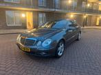 Mercedes Benz E200 Kompressor AIRCO/CRUISE/NAVI/STVERWARMING, Auto's, Mercedes-Benz, Automaat, Zwart, Leder en Stof, Bedrijf