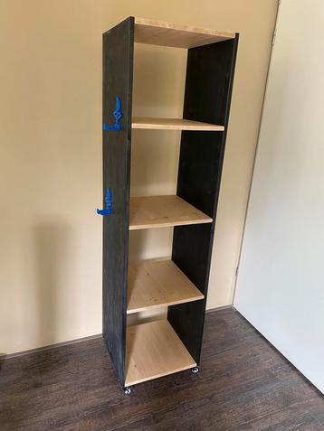Handgemaakte Kast beschikbaar voor biedingen