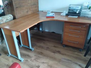 Hoekbureau Gratis, met ladekastje beschikbaar voor biedingen