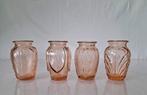 Vier brocante vintage Franse vaasjes van roze persglas, Ophalen of Verzenden