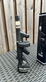 Sierfles in een vorm van een mitrailleur in blik 48 cm hoog, Ophalen of Verzenden, Zo goed als nieuw, Overige gebieden, Overige typen