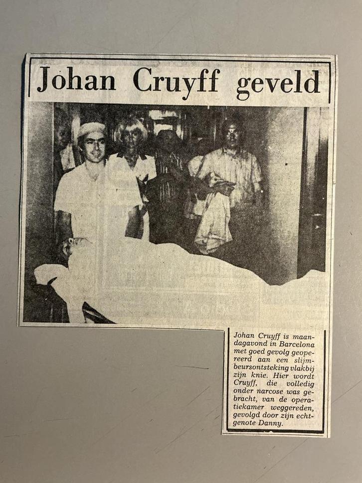 Voetbal krantenartikel Johan Cruijff geveld 1976 operatie, Verzamelen, Tijdschriften, Kranten en Knipsels, Knipsel(s), Ophalen of Verzenden