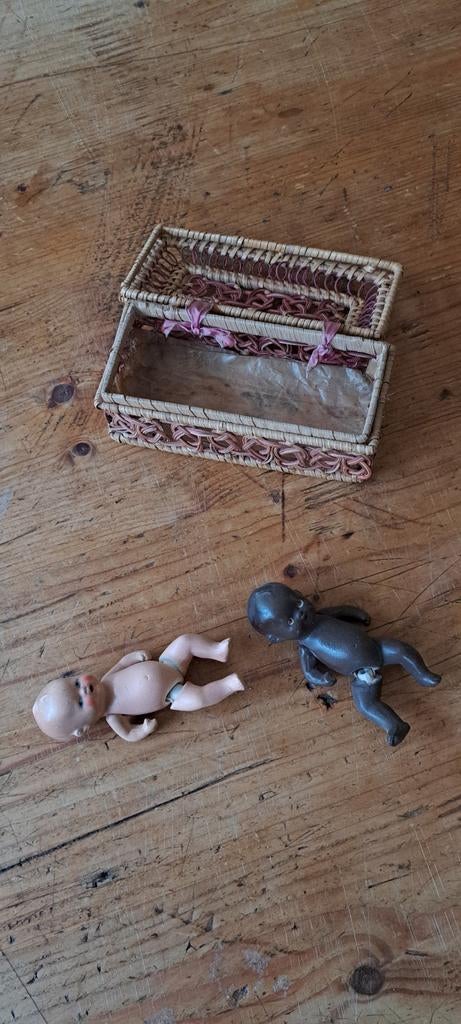 babypopjes in mandje, antiek speelgoed, Ophalen