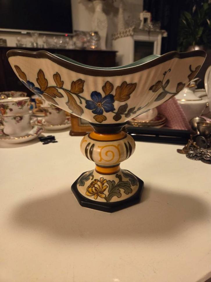 Royal Gouda Chrysantheme Schaal op Voet, Antiek en Kunst, Antiek | Keramiek en Aardewerk, Ophalen of Verzenden