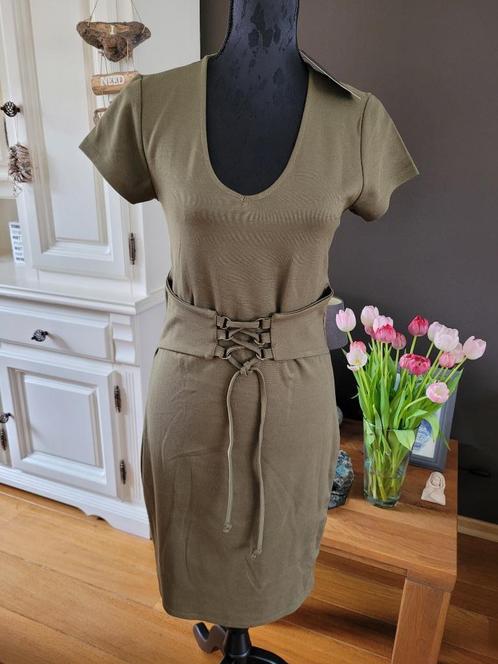 COOLCAT groen jurkje met brede riem maat L valt als M Nieuw, Kleding | Dames, Jurken, Nieuw, Maat 38/40 (M), Groen, Onder de knie