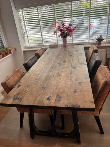 Eettafel met zes stoelen beschikbaar voor biedingen