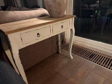 Landelijke sidetable beschikbaar voor biedingen