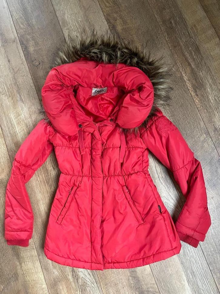 zo goed als nieuw Only jack/jas mt.S € 8,00, Kleding | Dames, Jassen | Winter, Zo goed als nieuw, Maat 36 (S), Rood, Ophalen of Verzenden