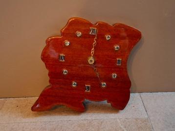 Vintage Amerikaanse wandklok handgemaakt van redwood beschikbaar voor biedingen