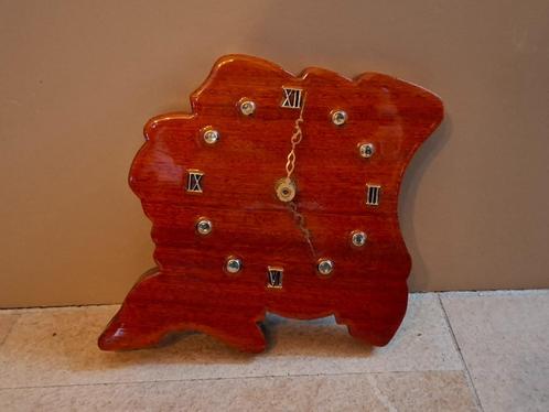 Vintage Amerikaanse wandklok handgemaakt van redwood, Huis en Inrichting, Woonaccessoires | Klokken, Gebruikt, Wandklok, Analoog